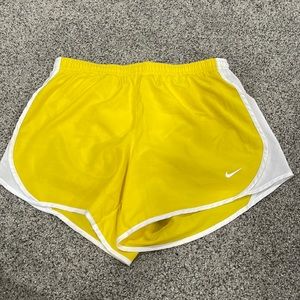 dri-fit nike girls large neutral yellow shorts!